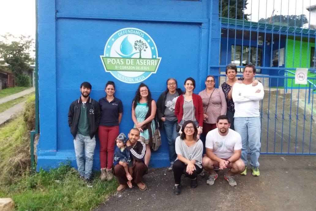 La profesora Claudia Chaves junto con el estudiante Steven Granados brindan asesoría de Biogás a los líderes comunales y vecinos de la ASADA de Poás y Barrio Corazón de Jesus de Aserrí. La profesora Claudia Chaves junto con el estudiante Steven Granados brindan asesoría de Biogás a los líderes comunales y vecinos de la ASADA de Poás y Barrio Corazón de Jesus de Aserrí.