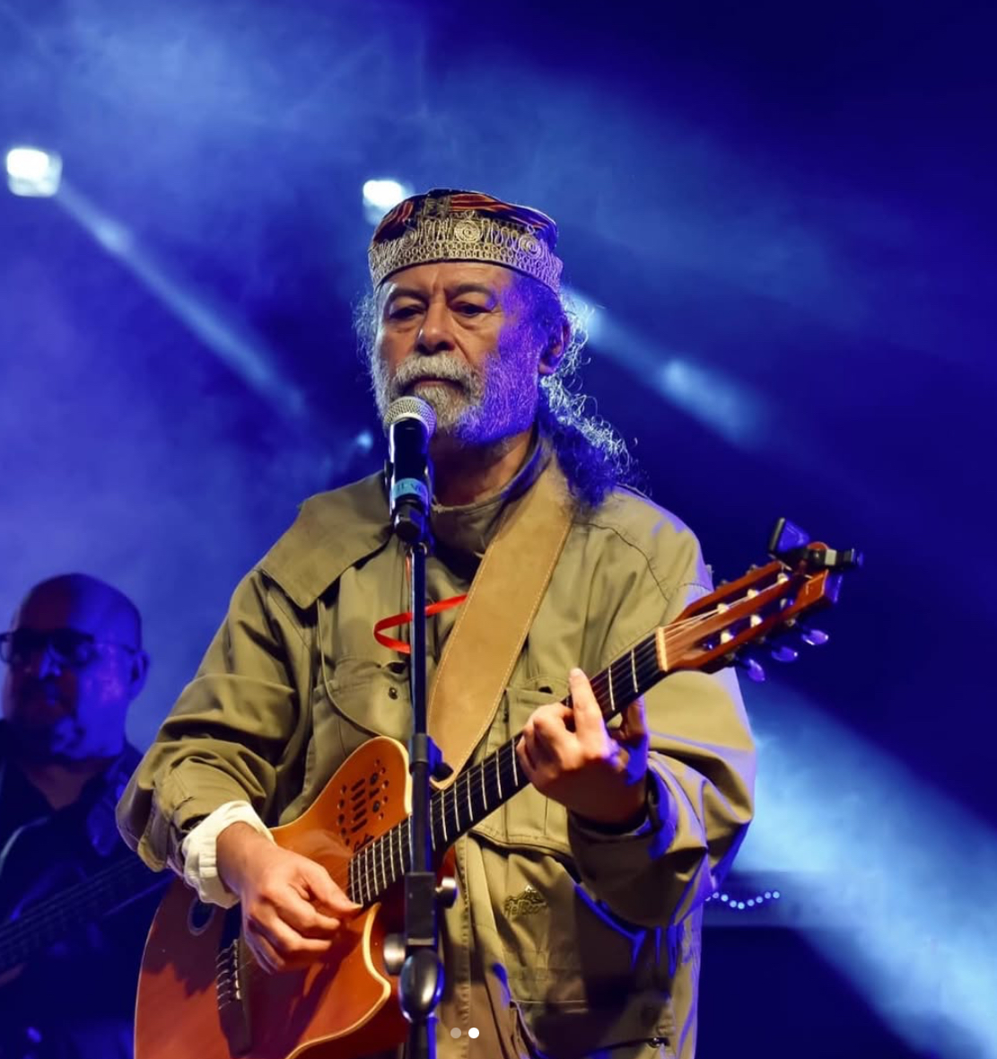 Fotografía muestra al Premio Magón, Manuel Monestel tocando guitarra en uno de sus conciertos. 
