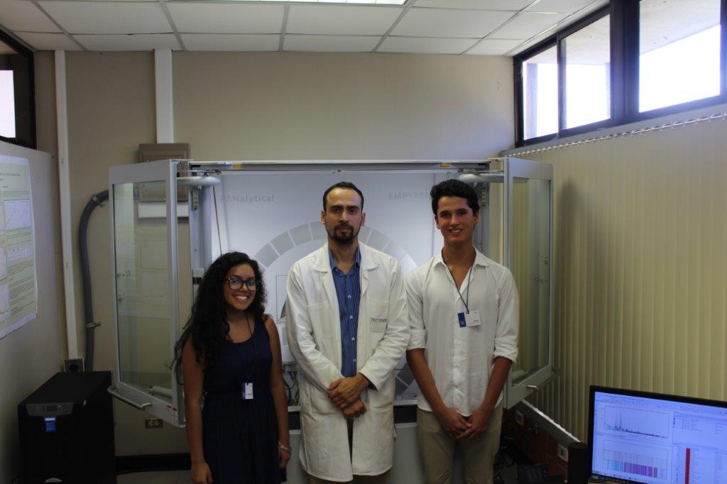 El Dr-Ing. Teodolito Guillén Jirón junto a los mejores promedios de admisión visitando el laboratorio de Difracción de Rayos-X El Dr-Ing. Teodolito Guillén Jirón junto a los mejores promedios de admisión