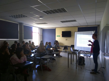 La M.Sc. Katharina Karner durante su presentación en Ing. Ambiental.