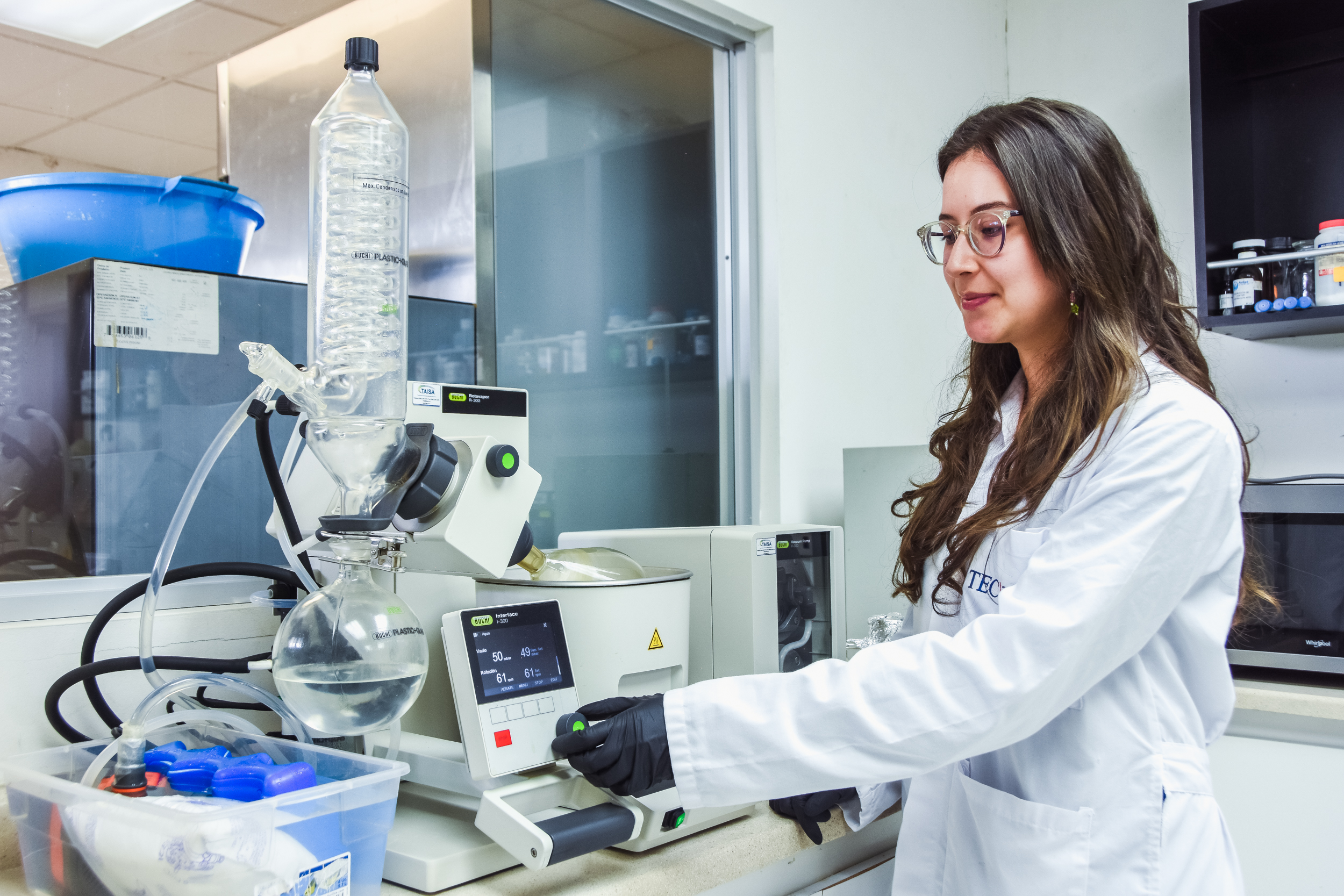 Mujer científica en un laboratorio.