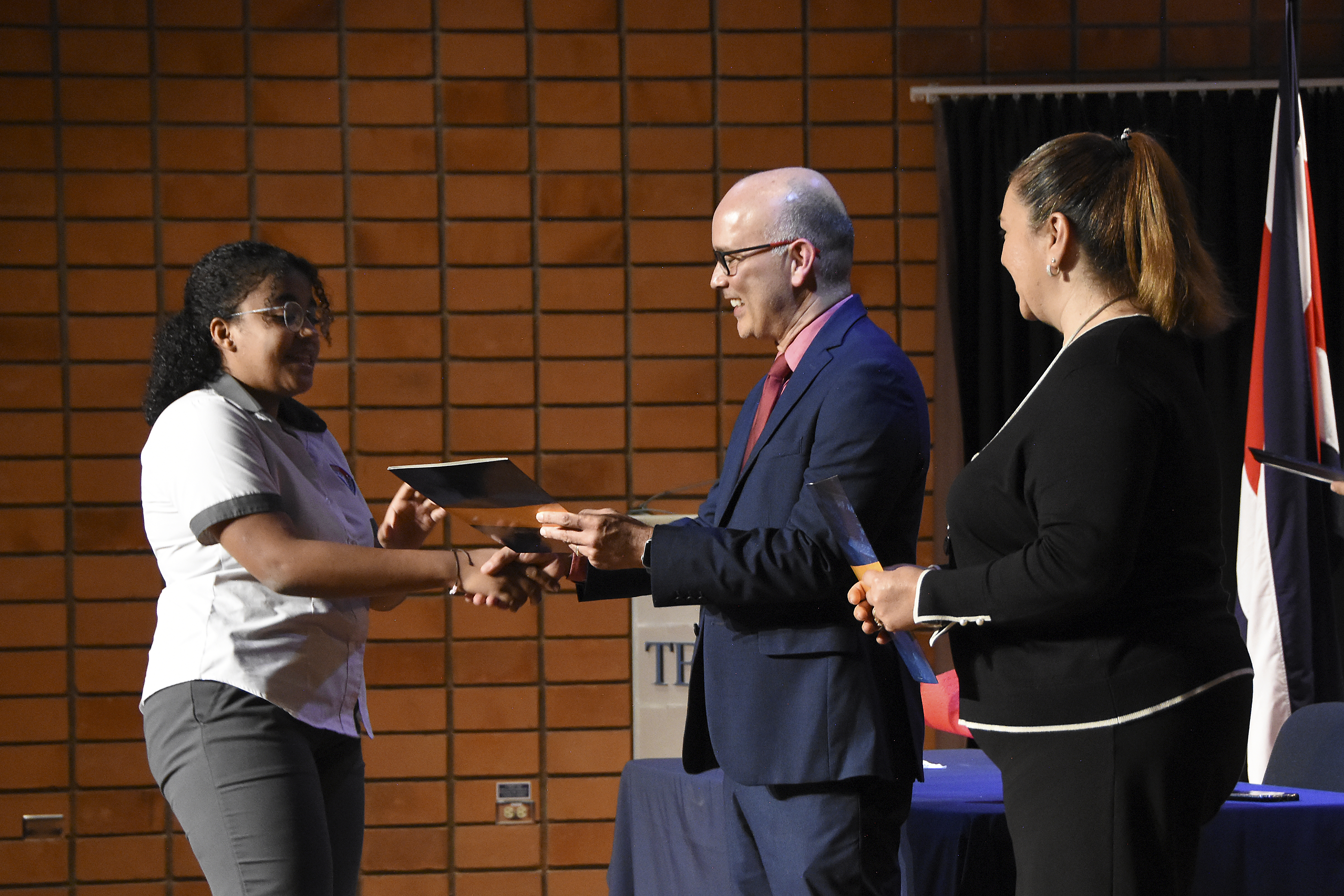 estudiante recibe certificado