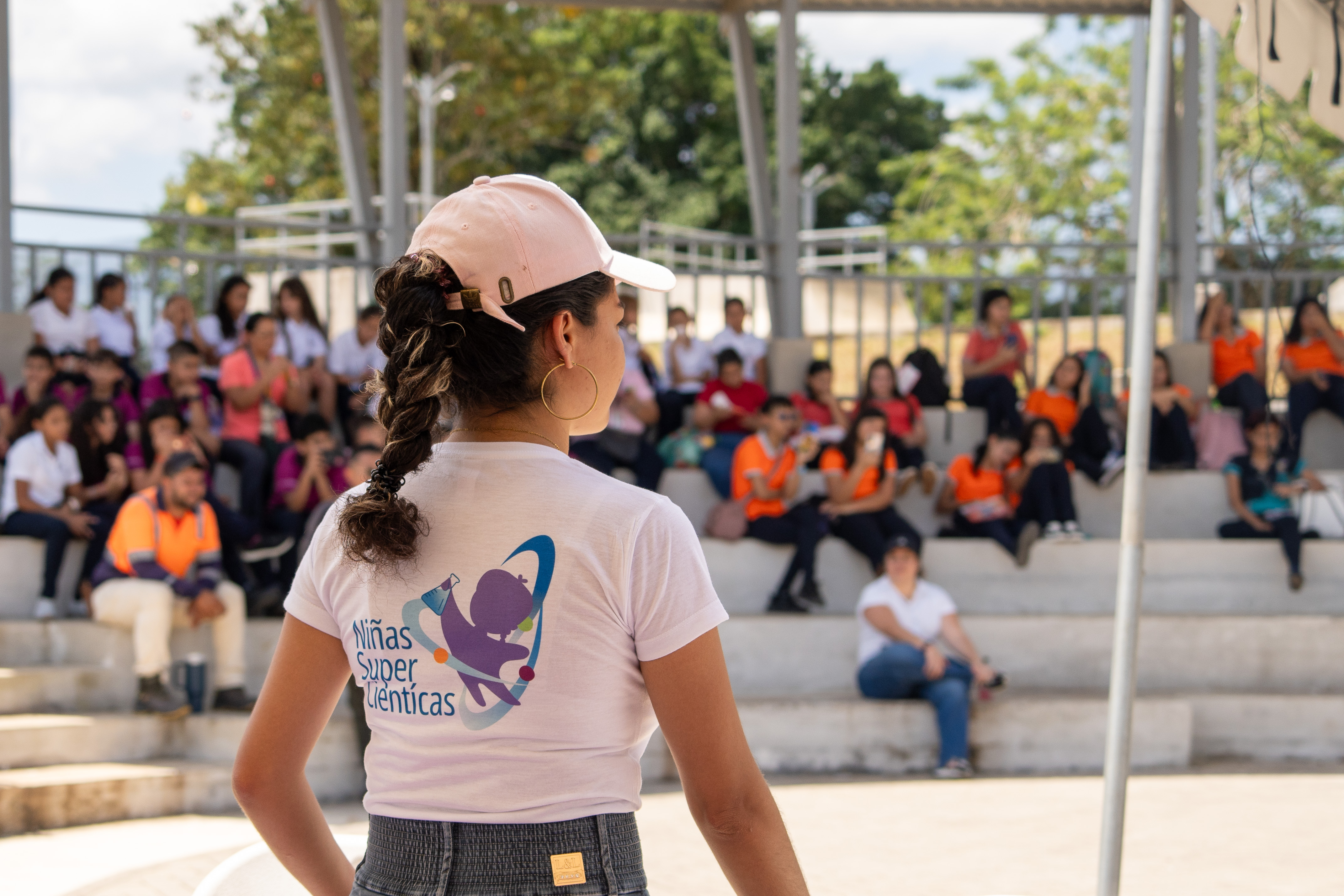 niña de espalda con público de frente