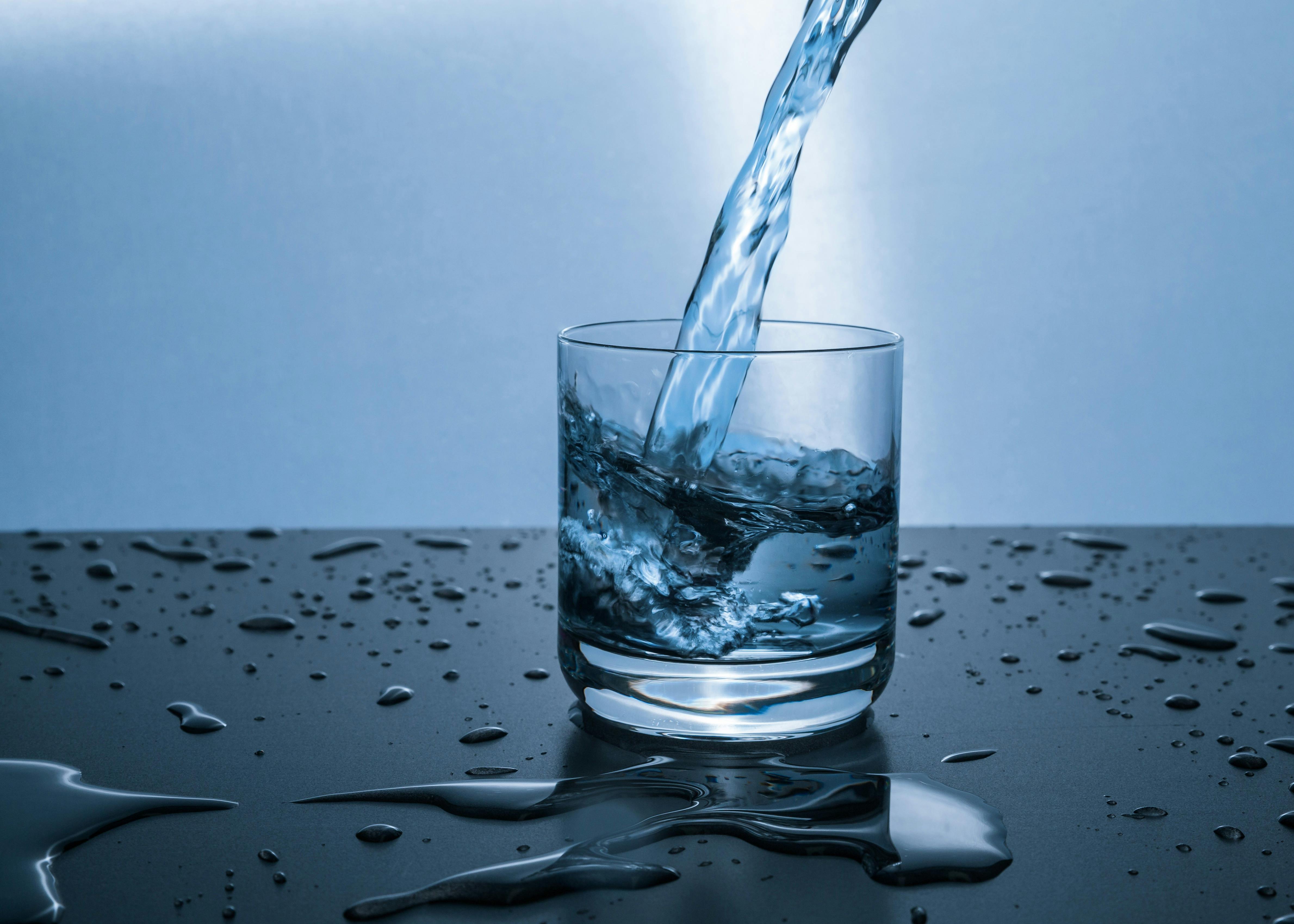 un vaso con agua