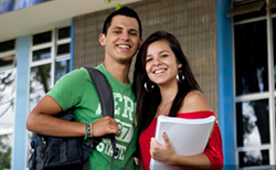 Dos jovenes sonriendo