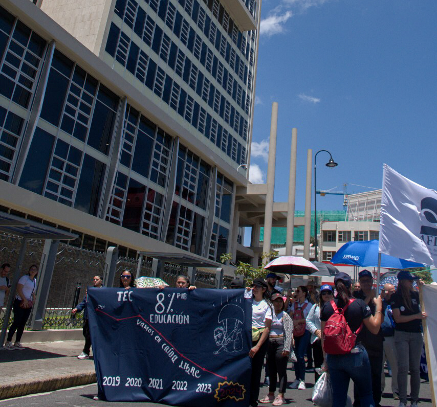 Protesta social en defensa de la educaciónEl lunes 31 de marzo, a las 9:30 a.m., se realizará el el foro ¿Sobrevivirá el estado social de Costa Rica?  Este será en la Escuela de Ciencias Sociales del TEC, con transmisión en vivo en el canal de YouTube del TEC.  Invitan las cátedras de Agenda Nacional y Seminario de Estudios Costarricenses.  Participarán Sergio Ortiz Pérez, presidente de la Asociación Sindical Costarricense de Telecomunicaciones y Electricidad (Acotel); Natalia Solís Rojas, del Movimiento Un
