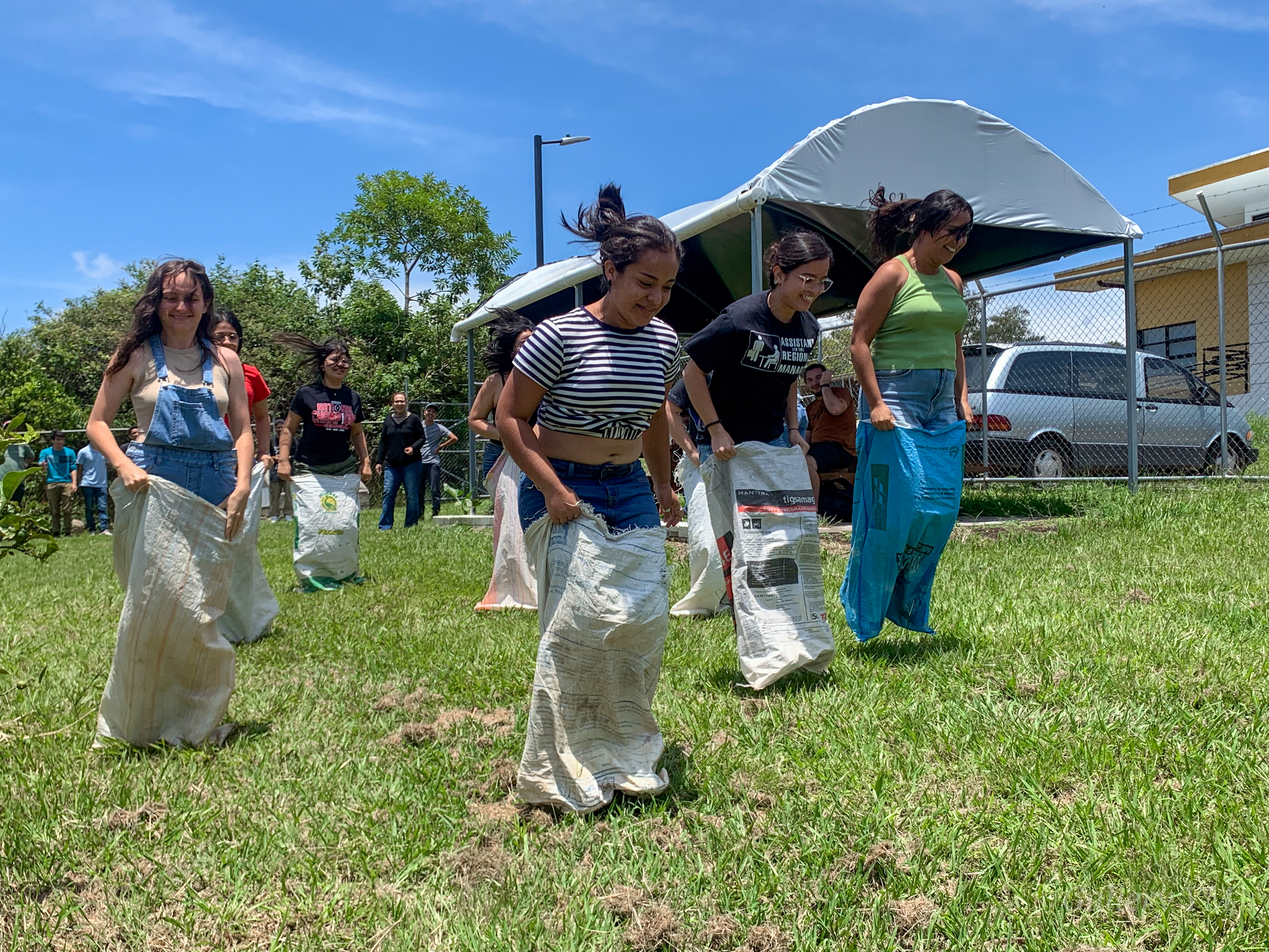 jóvenes en rally de botas