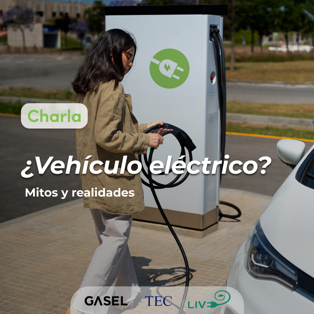Una usuaria cargando un vehículo eléctrico