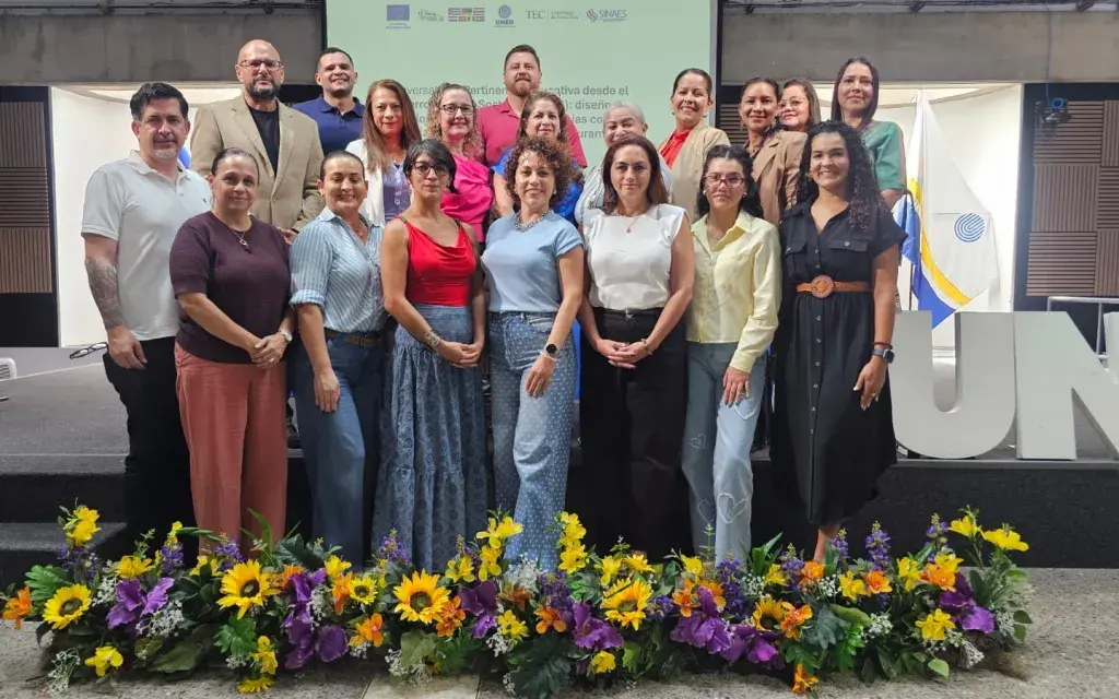 Muestra un grupo de personas posando para una foto del evento