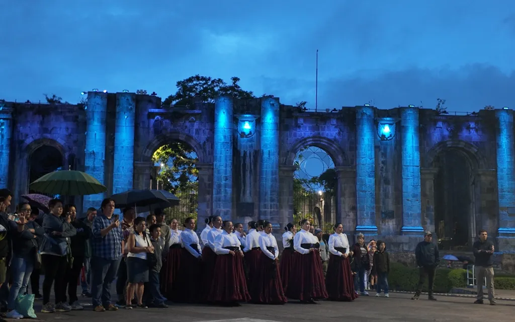 Conmemoración del terremoto de Santa Mónica de 1910 en la Plaza Mayor de Cartago.