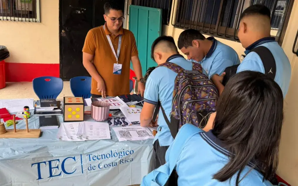 colegiales realizan actividades con juegos de mesa