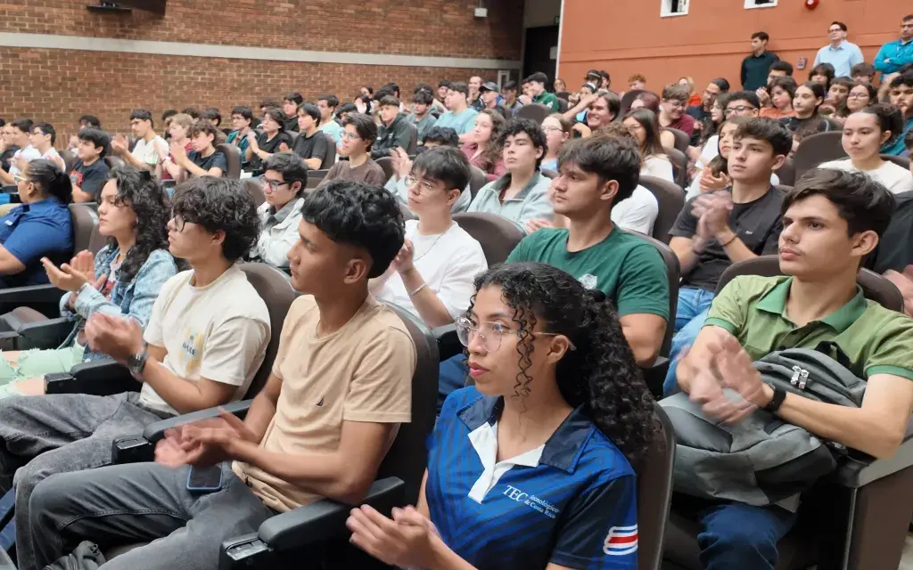 Estudiantes en un auditorio