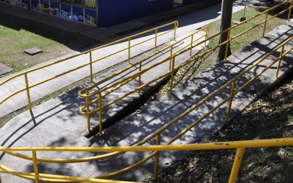 Las rampas colocadas junto a las zonas con gradas posibilitan el acceso en silla de ruedas.