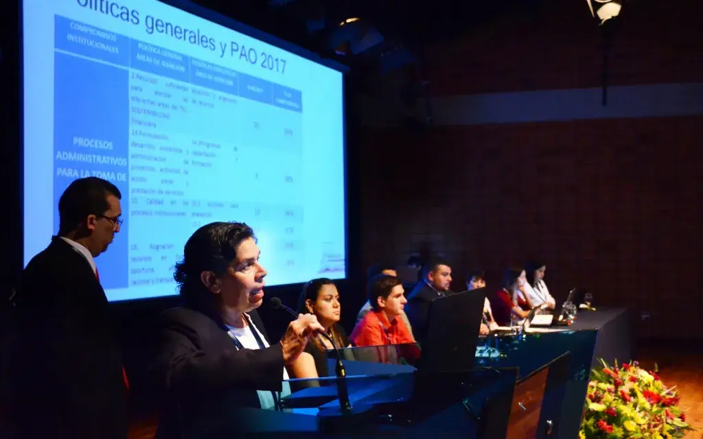 La máster Ana Rosa Ruíz presentó el Informe Fiscalización del Cumplimiento de las Políticas Generales del TEC 2017. Foto: Andrés Zúñiga/OCM. ana_rosa_ruiz_hablando_al_microfono_en_el_centro_de_las_artes_