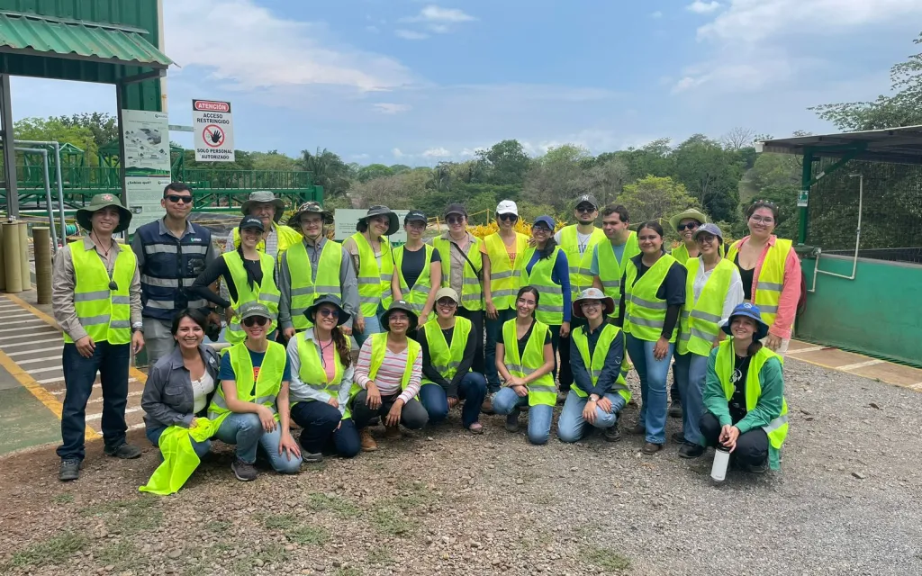 Imagen de varios estudiantes  haciendo trabajo de campo