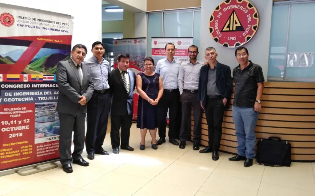 Coordinadora de Ing. Ambiental con grupo de participantes del congreso