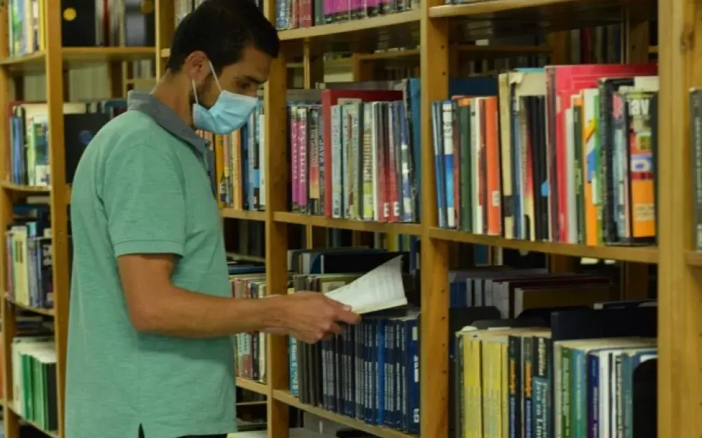 Persona en biblioteca 