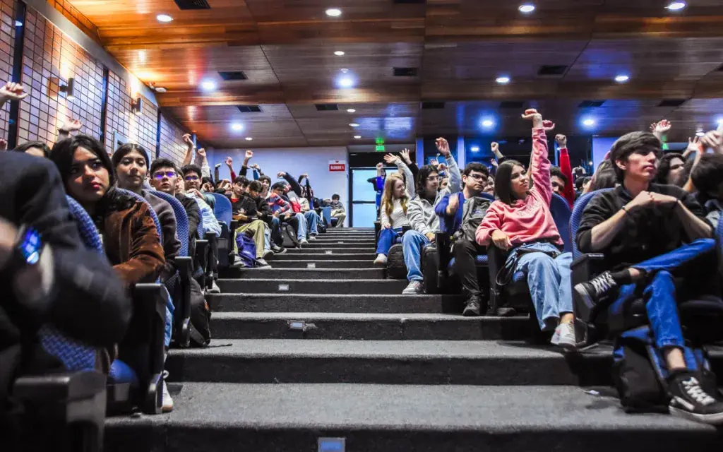 jóvenes en el auditorio del Centro de las Artes.