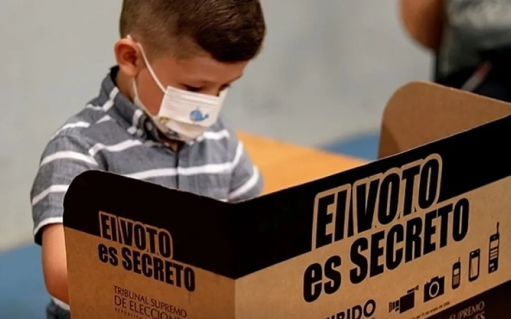 Niño votando