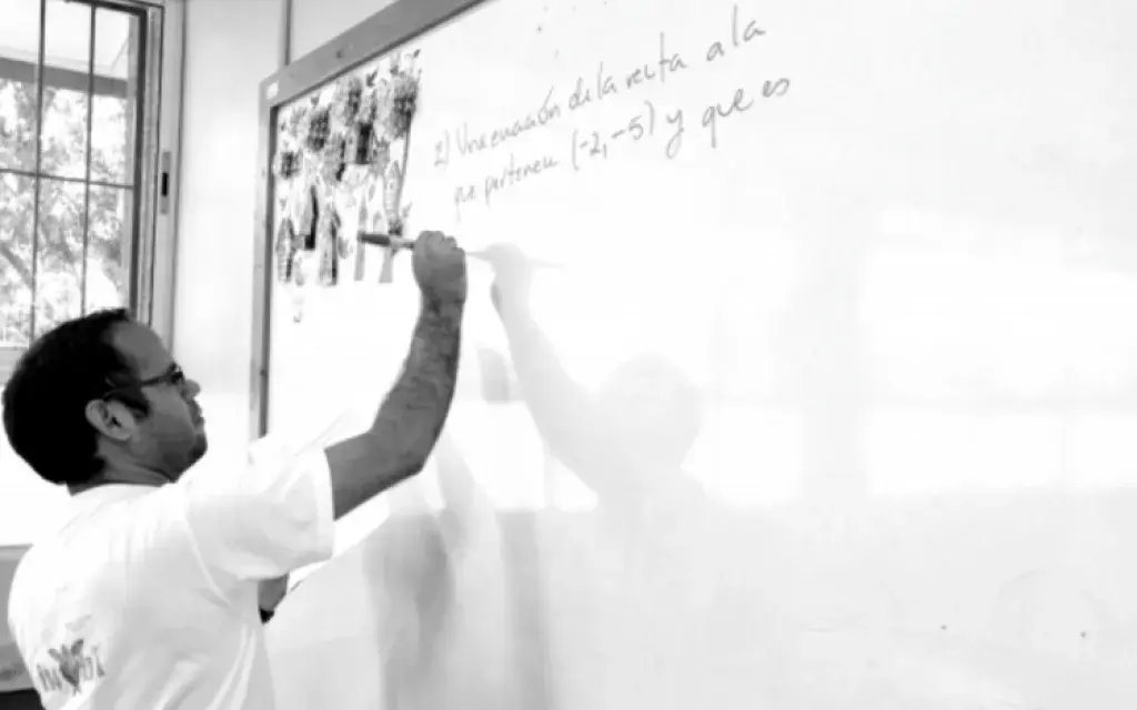 Samuel Valverde, tutor del PAEM, explica los ejercicios de matemática a estudiantes del Colegio Técnico Profesional de San Carlos