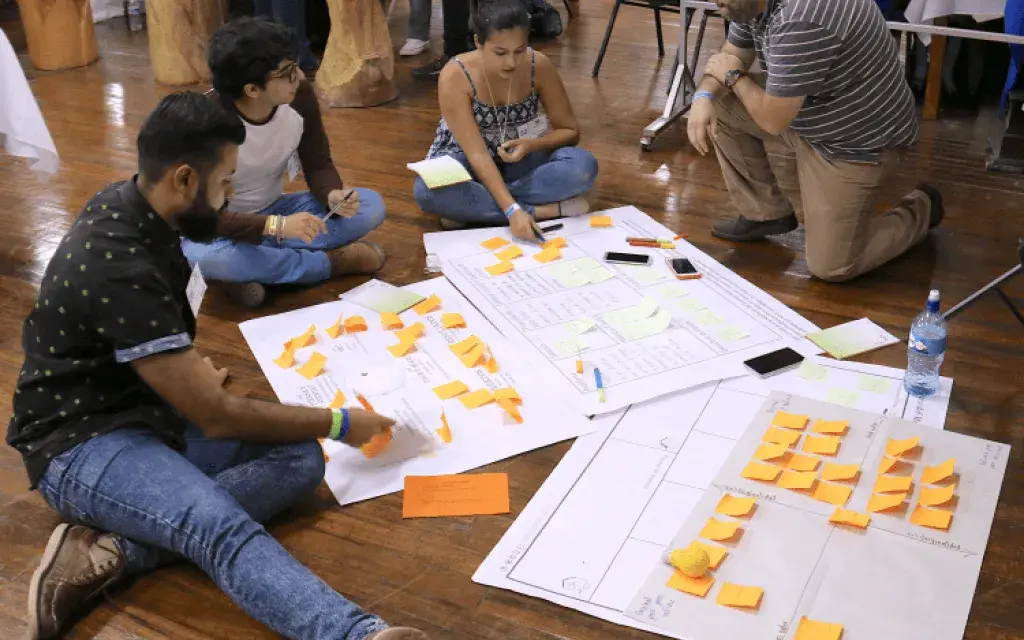 Los jóvenes fueron divididos en 16 grupos y debían realizan ideas en tres grandes áreas