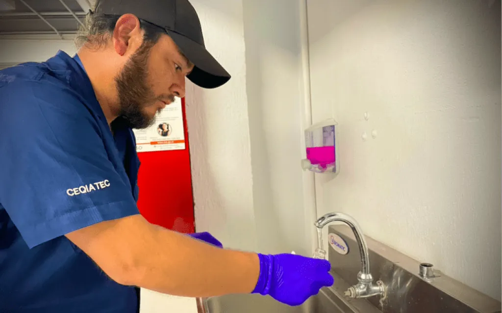 Fotografía de personal del CEQUIATEC esterilizando una tubería