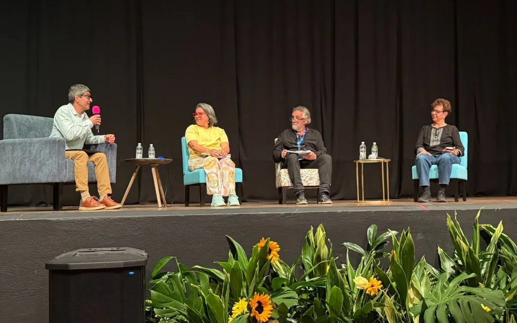 La fotografía muestra la mesa principal 