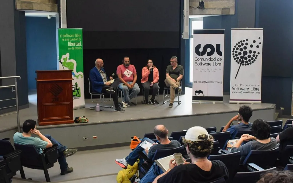 Fotografía muestra parte del conversatorio desde el podio. 