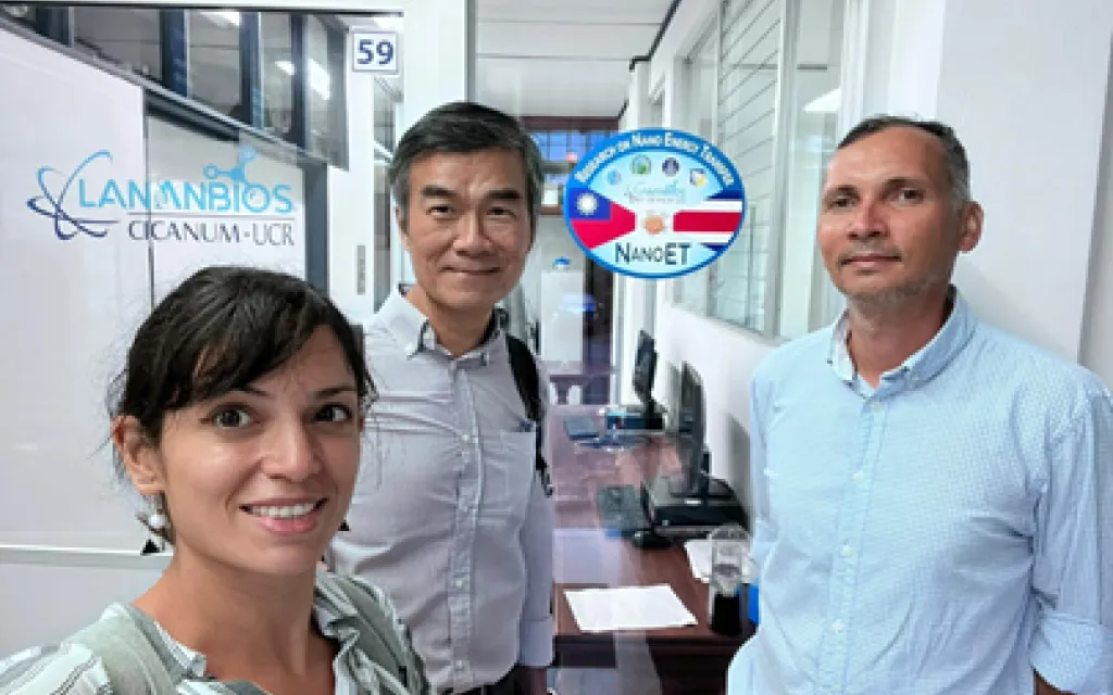 Profesores Dra. Claudia Villarreal de Lab de Biotrónica, Dr. Chia-Fu Chou del Instituto de Física, Academia Sínica de Taiwán y Dr. Leonardo Lesser-Rojas en el LANANBIOS-CICANUM UCR imagen con fines ilustrativos