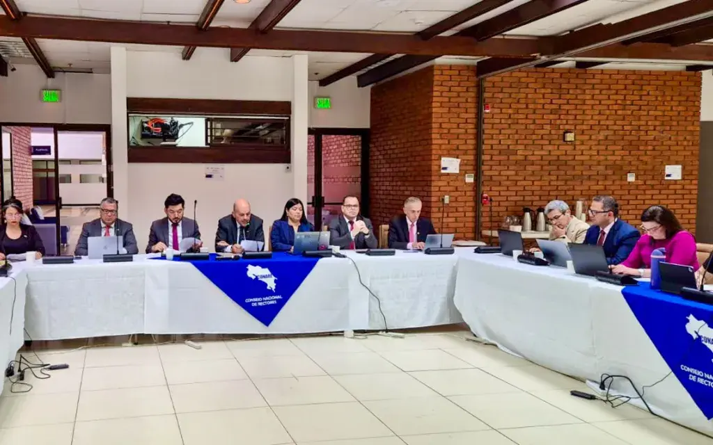 Autoridades universitarias en la mesa de negociación