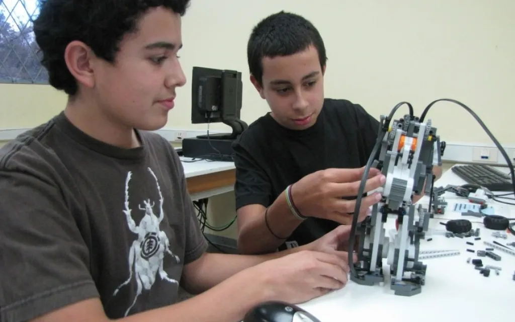 Estudiantes con un robot