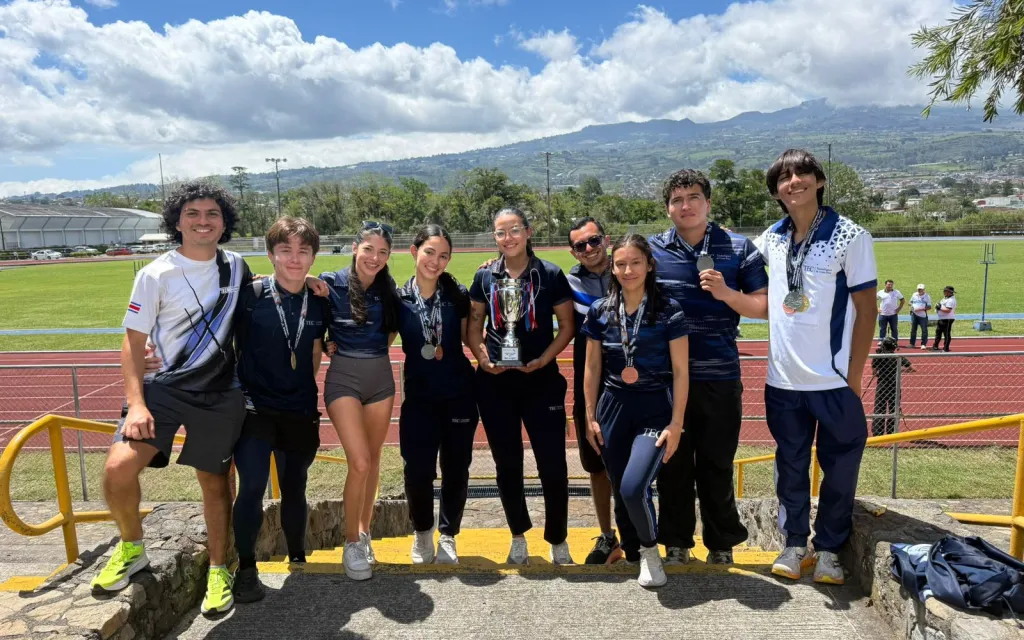 atletas universitarios muestran medallas
