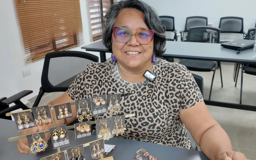 emprendedora con sus productos