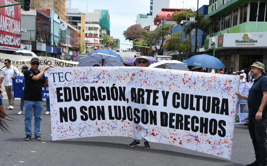 Personas manifestantes por el FEES