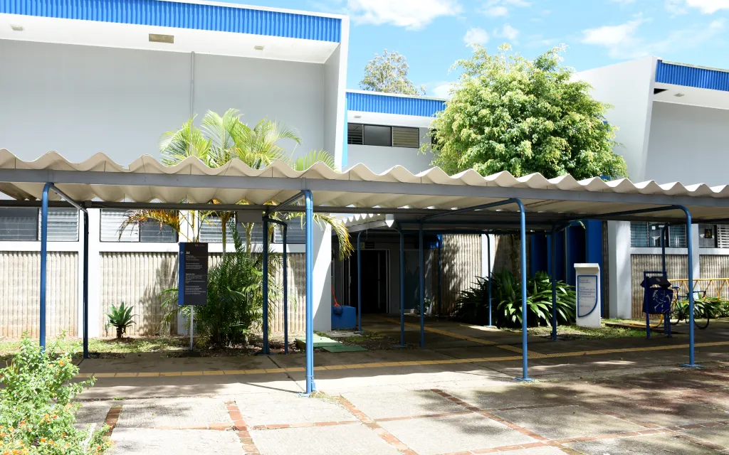 fachada del edificio de matemática