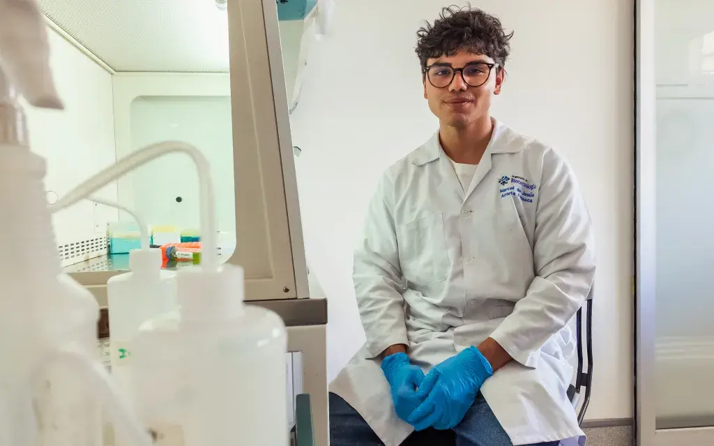Estudiante en el laboratorio del CIC