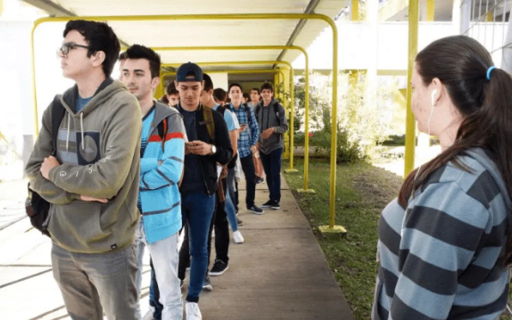 Estudiantes haciendo fila