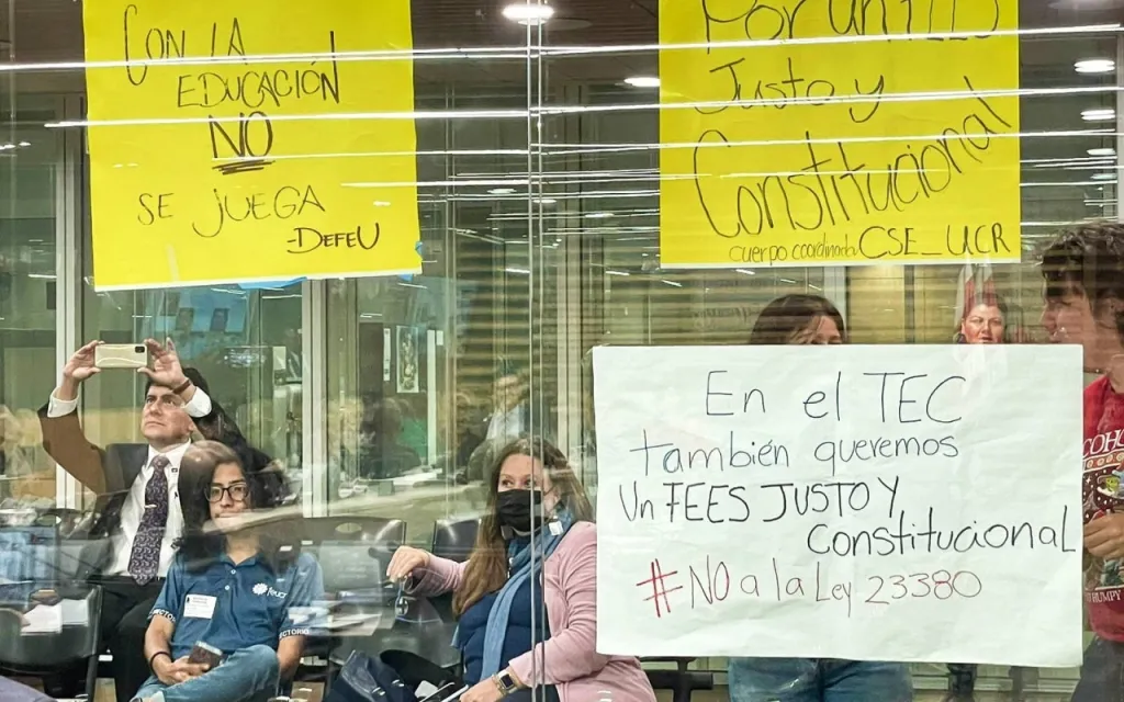 Manifestación contra Ley Reguladora FEES.