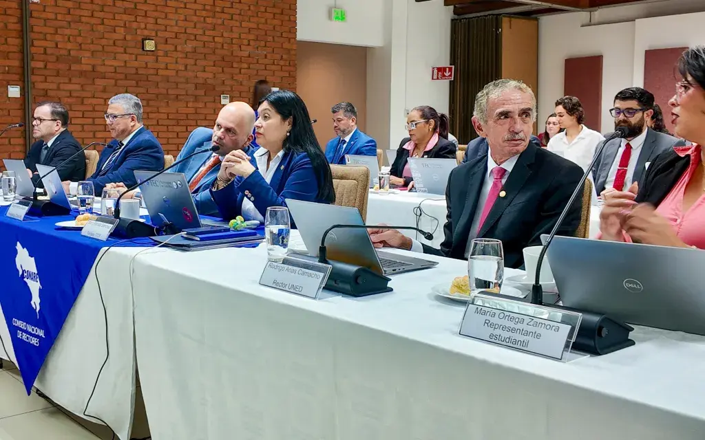 rectores y rectora en la mesa de negociación.