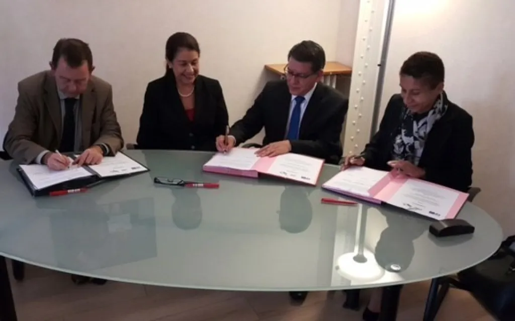 Durante la firma, en el orden usual,Jean-Loup Salzmann, presidente de la Conferencia de Presidentes de Universidad (CPU);Sonia Marta Mora, ministra de Educación Pública, testigo de honor; Julio César Calvo Alvarado, presidente del Consejo Nacional de Rectores (CONARE) y François Cansell, presidente de la Conferencia de Directores de las Escuelas Francesas de Ingenieros (Cdefi). (Foto para OCM)