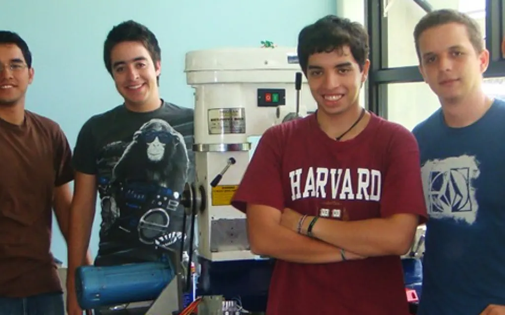 jovenes en laboratorio