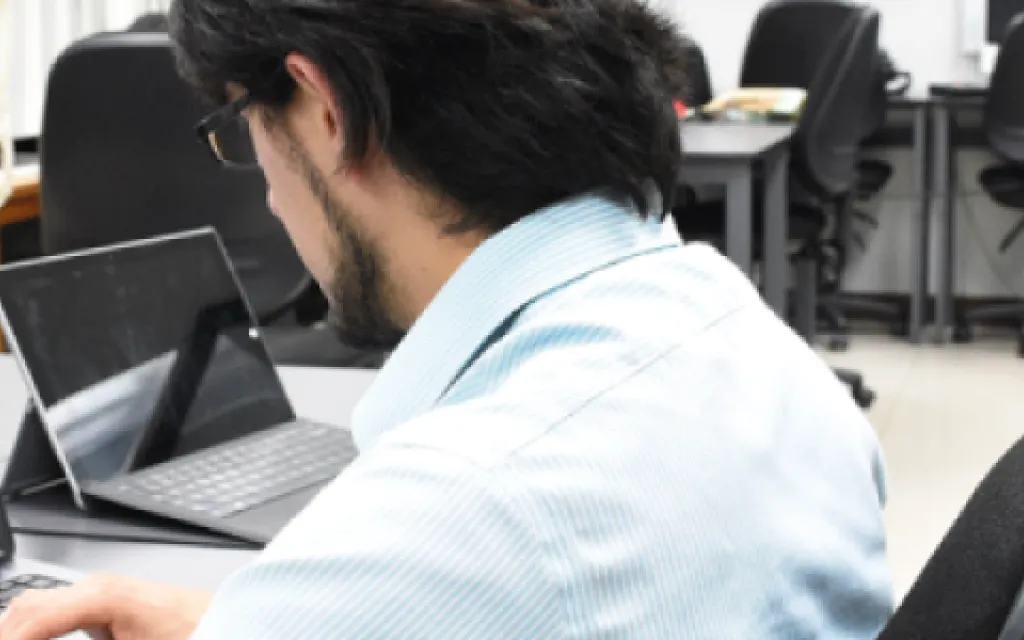 monitoreo de persona en computadora