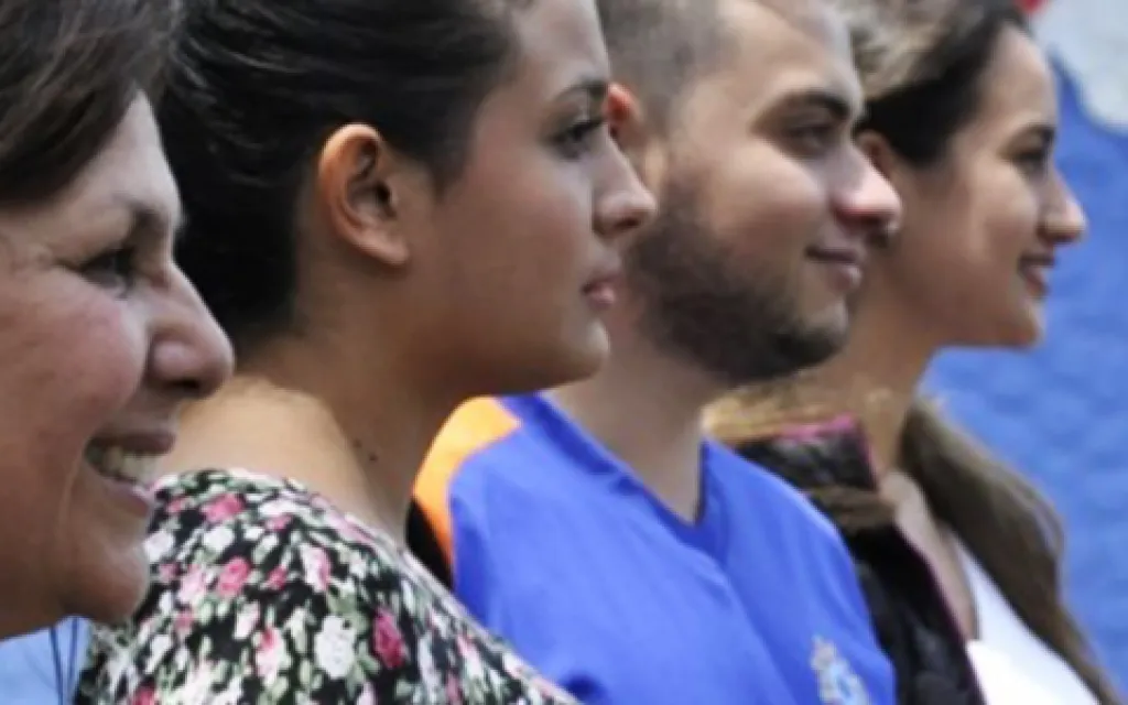 mujeres y hombres en fila.vista perfil