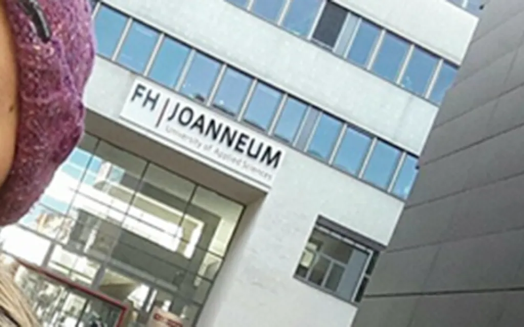 mujer frente a la universidad joanneum