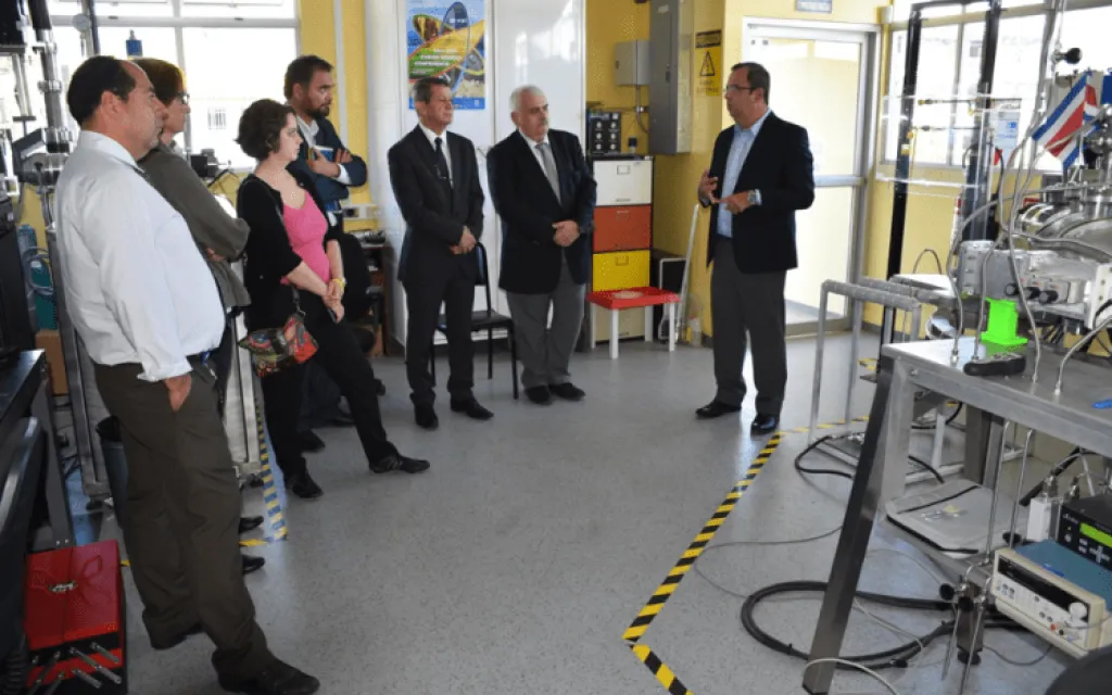 Iván Vargas charla a representantes de HCERES.