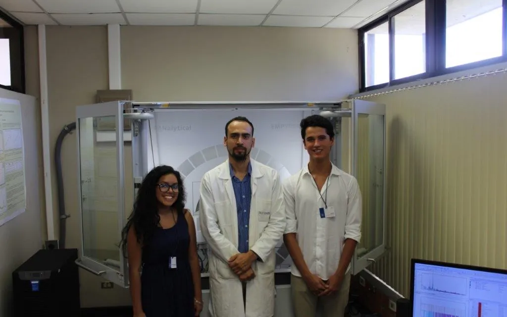 El Dr-Ing. Teodolito Guillén Jirón junto a los mejores promedios de admisión visitando el laboratorio de Difracción de Rayos-X El Dr-Ing. Teodolito Guillén Jirón junto a los mejores promedios de admisión