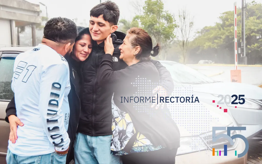 Portada del informe de rectoría con una familia apoyando a un estudiante becado.