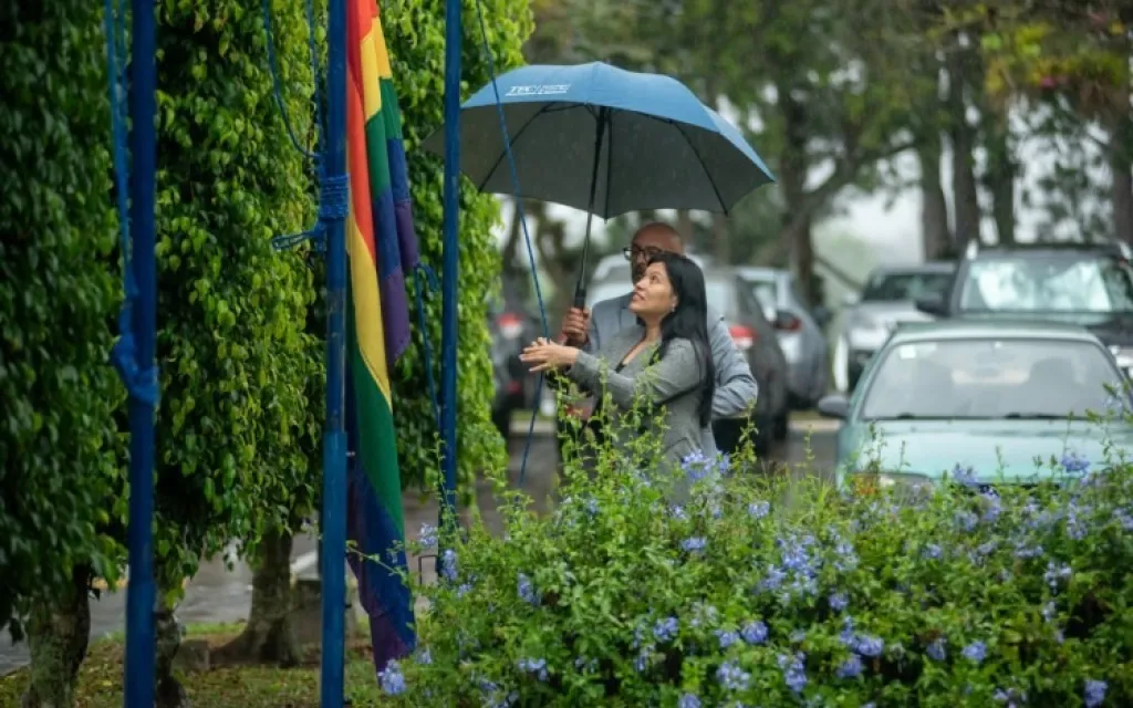 Rectora del tec izando la bandera