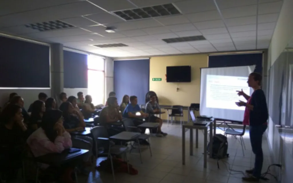 La M.Sc. Katharina Karner durante su presentación en Ing. Ambiental.