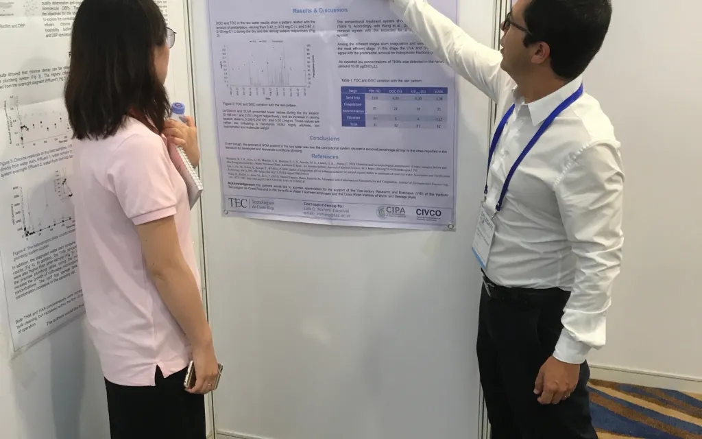 El PhD. Luis Guillermo Romero Esquivel durante la presentación de unos de los posters